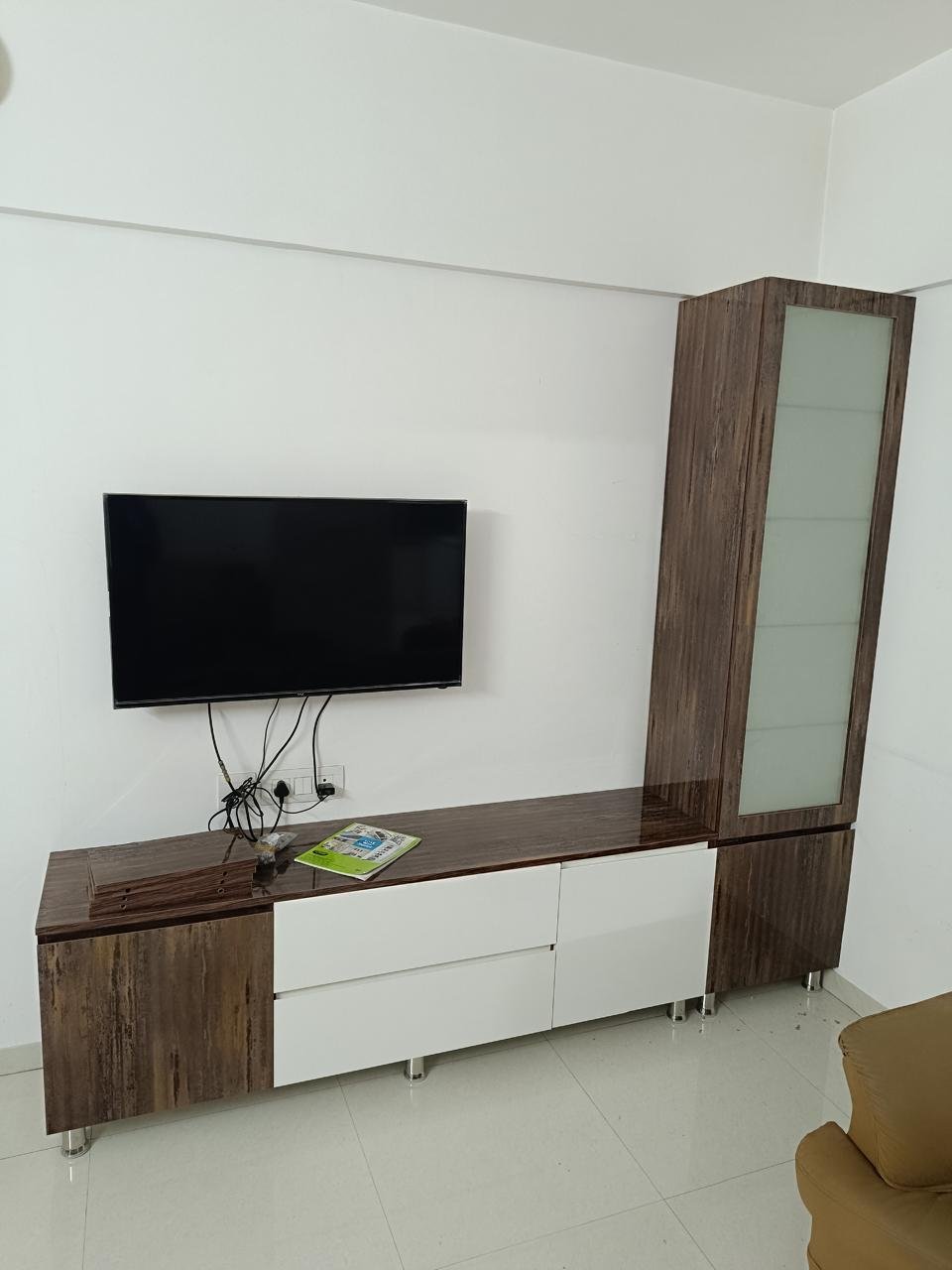 TV unit in wood-grain and white laminate with a tall side cabinet